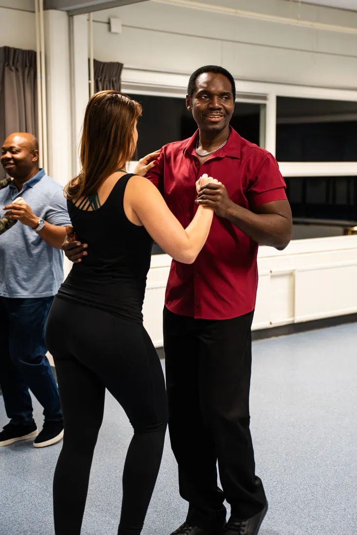 Simon geeft een dansles bij Step Inside Dance Society